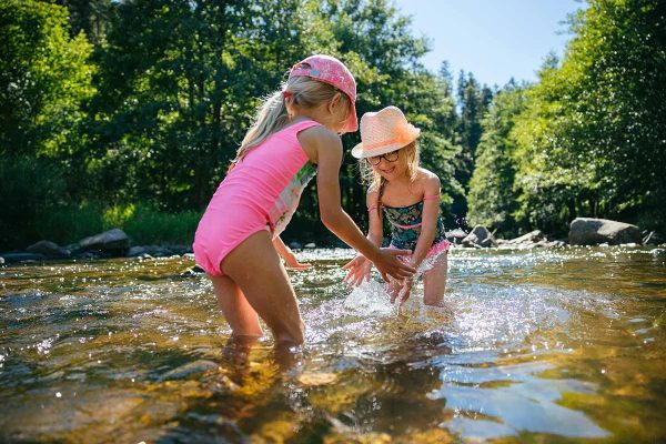 Zwei Kinder vergnügen sich in einem Fluss in Haute-Loire, Auvergne