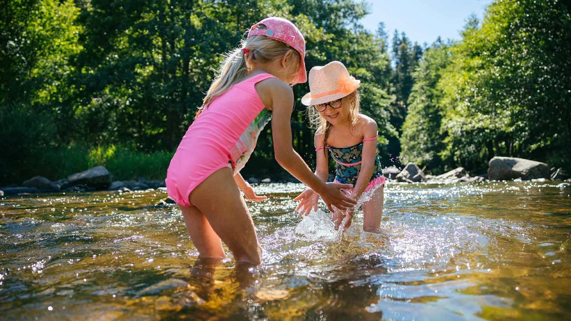 Twee kinderen hebben plezier in een rivier in de Haute-Loire, Auvergne