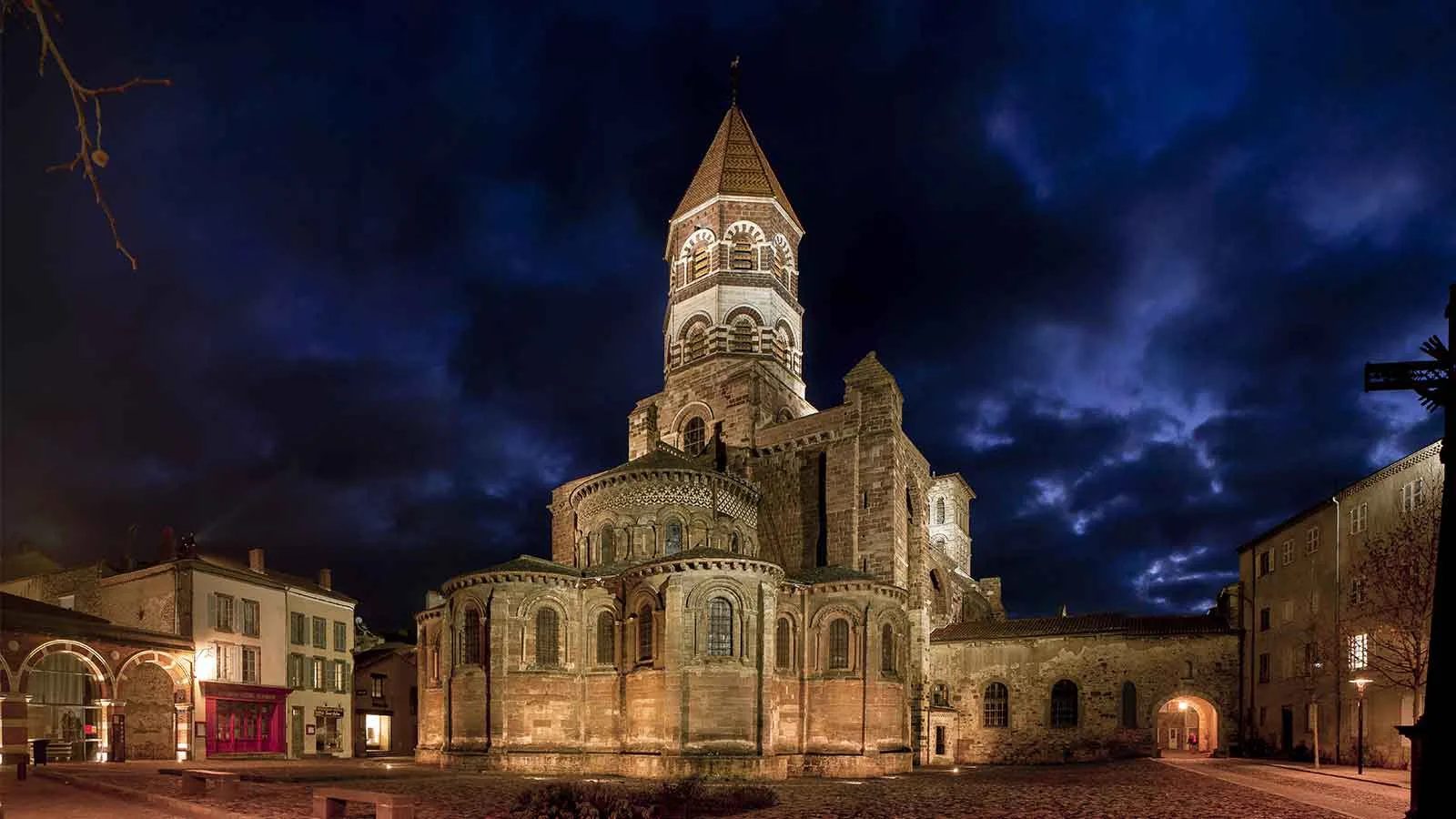 La basilique Saint-Julien de Brioude de nuit en Haute-Loire, Auvergne