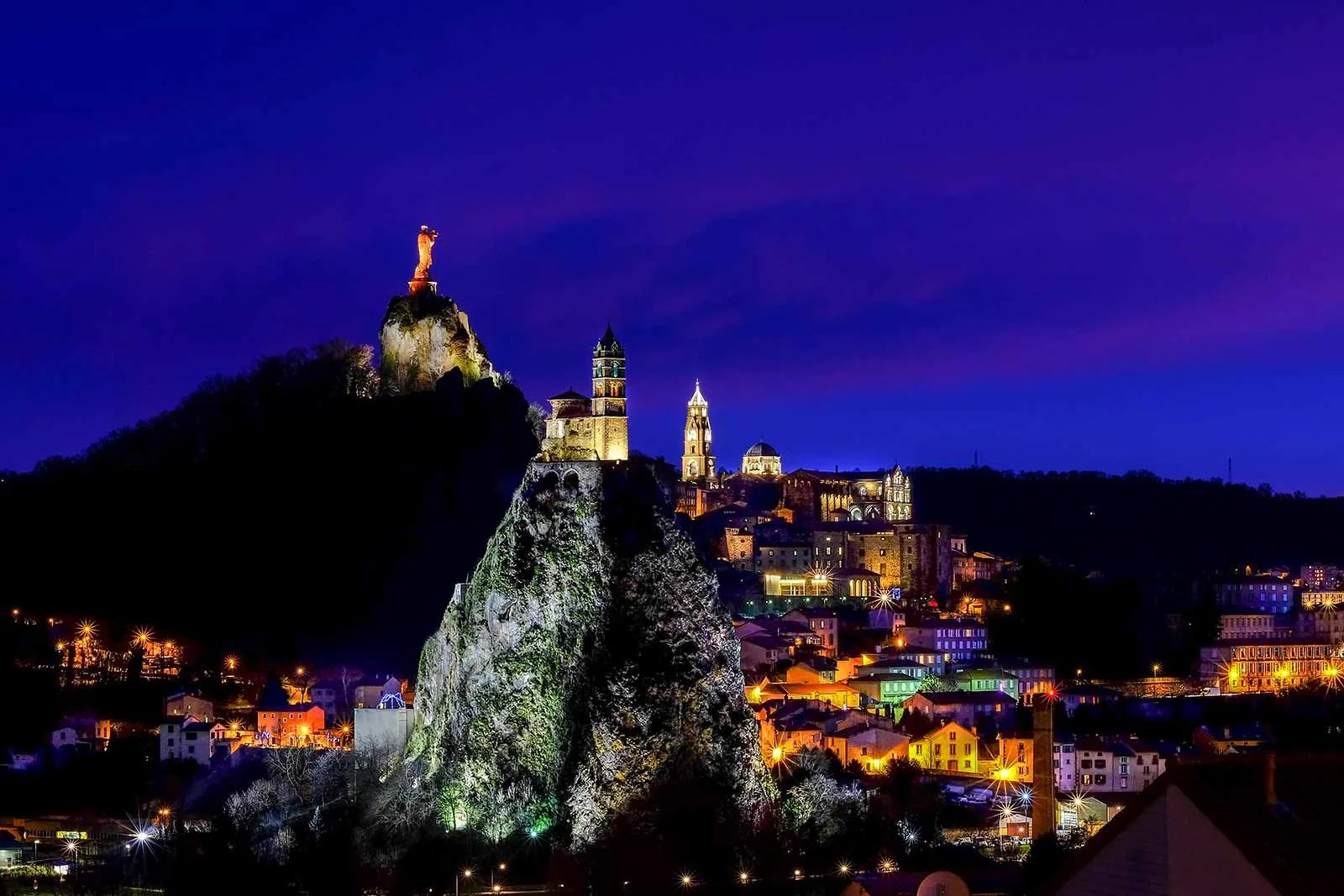 Vue du Puy-en-Velay, du Rocher Saint-Michel d'Aiguilhe et de la statue Notre Dame de France la nuit en Haute-Loire, Auvergne
