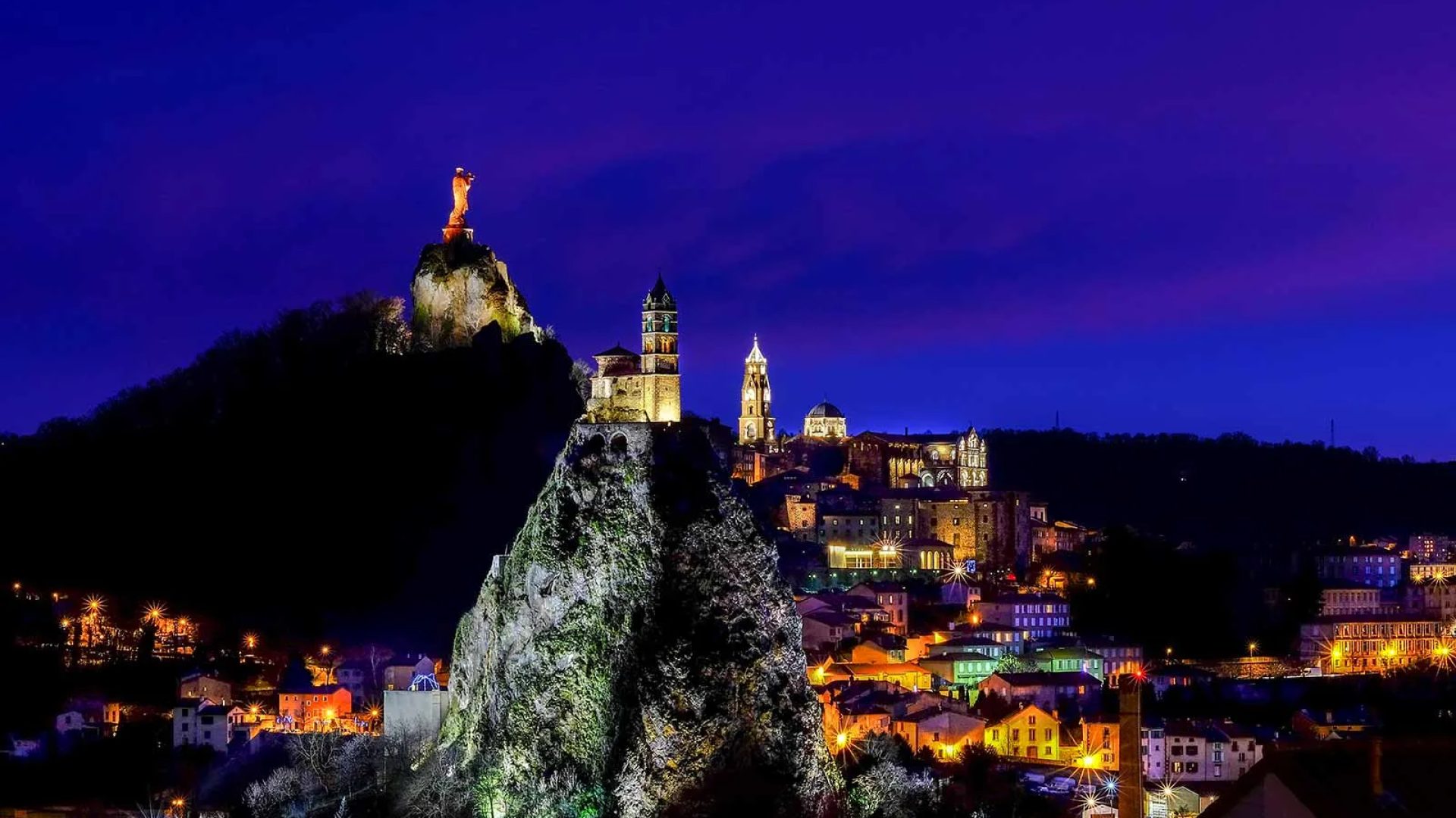 Vue du Puy-en-Velay, du Rocher Saint-Michel d'Aiguilhe et de la statue Notre Dame de France la nuit en Haute-Loire, Auvergne