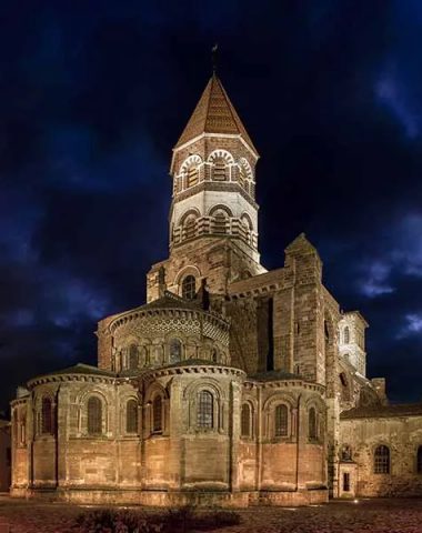 Basílica de Saint-Julien-de-Brioude en Brioude en Alto Loira, Auvernia