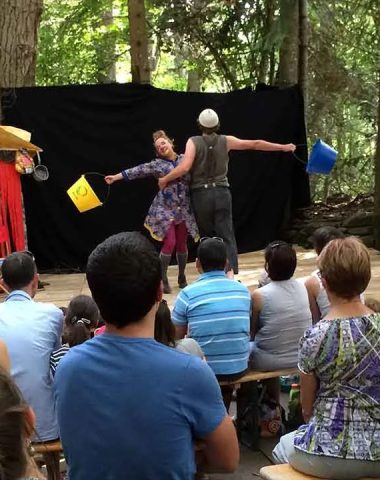 Due attori eseguono il loro spettacolo su un palco nella foresta al festival Nuits de Rêve a Rosières in Haute-Loire, Alvernia