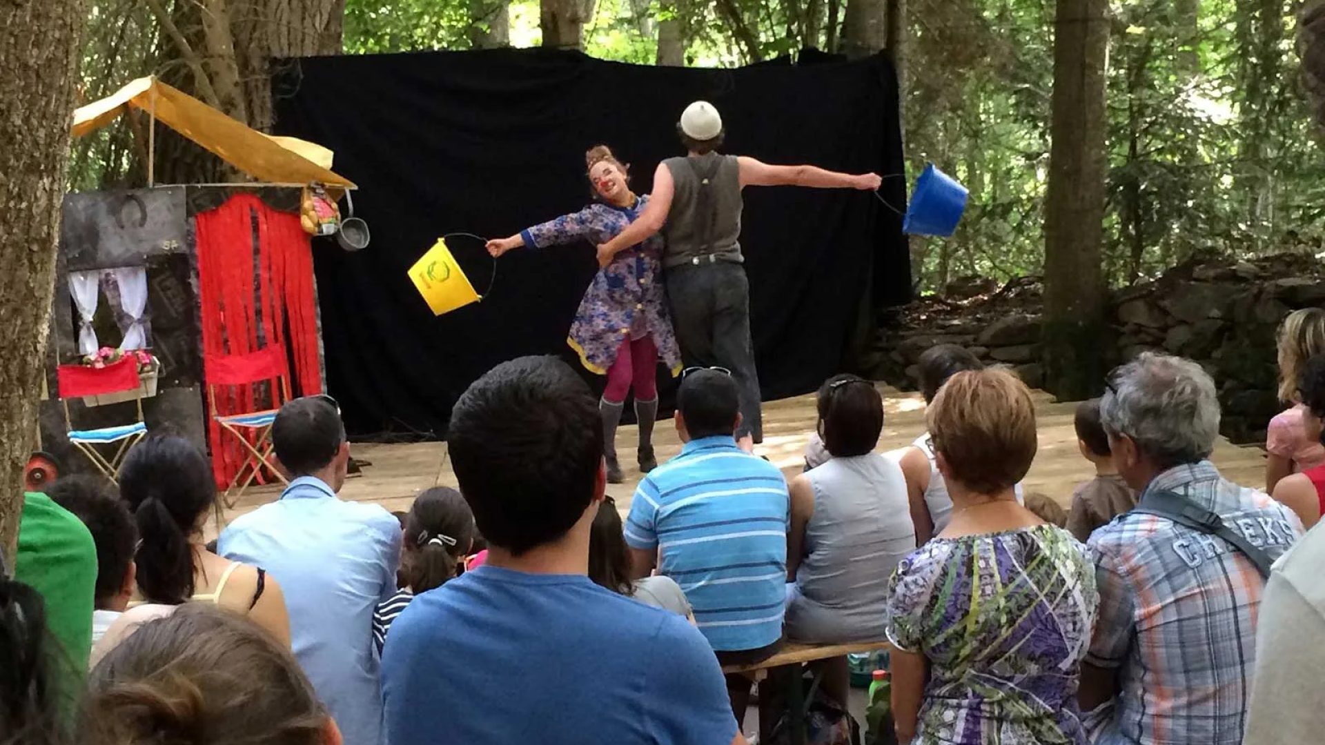 Deux acteurs jouent leur spectacle sur une scène dans la forêt au festival des Nuits de Rêve à Rosières en Haute-Loire, Auvergne