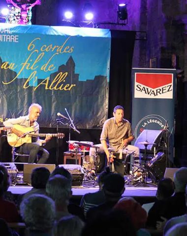 Een muziekgroep treedt op op het podium van het Six Cordes au fil de l'Allier-festival in Haute-Loire, Auvergne