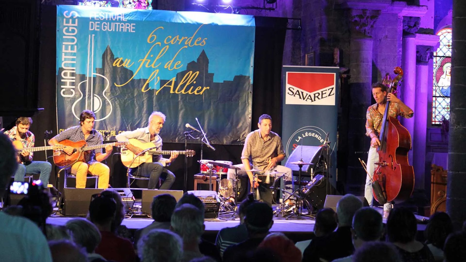 Un grupo de música se presenta en el escenario del festival Six Cordes au fil de l'Allier en Haute-Loire, Auvernia.