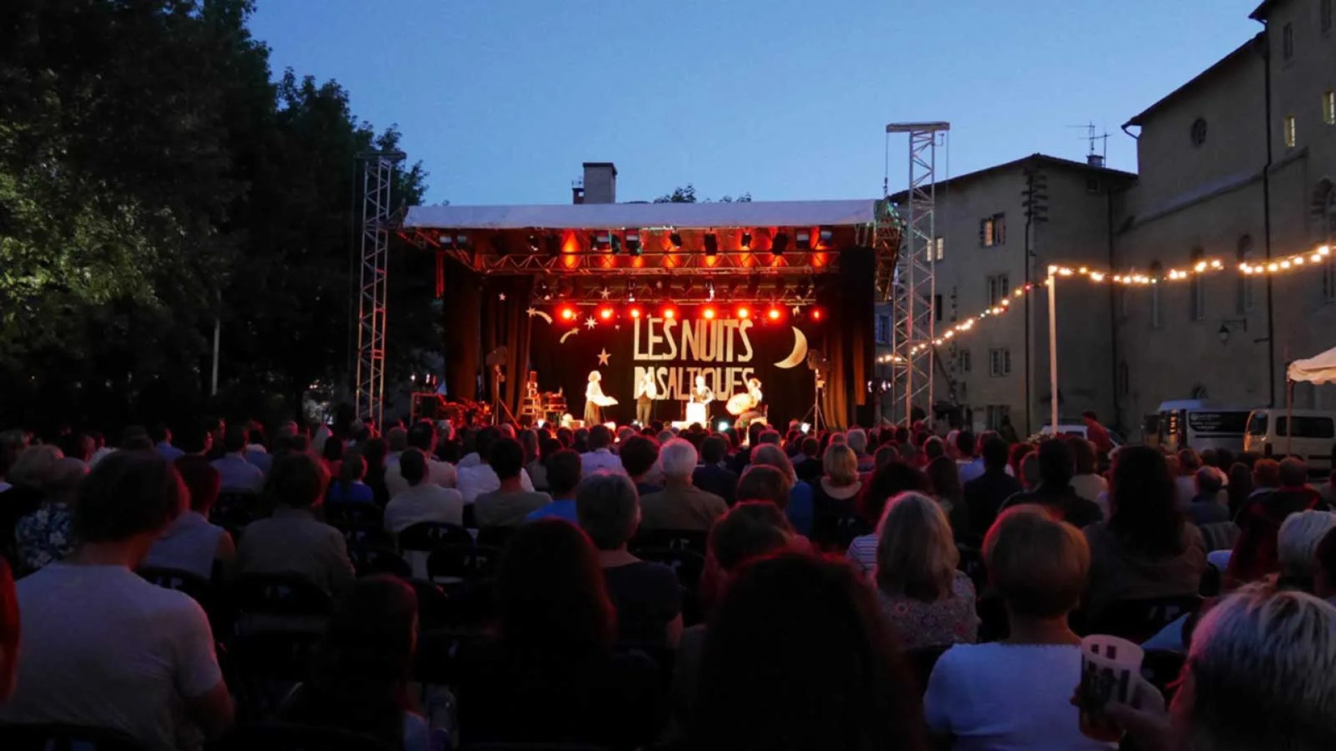 Menschenmassen sehen sich eine Show auf der Freilichtbühne des Festivals Les Nuits Basaltiques in Haute-Loire, Auvergne, an