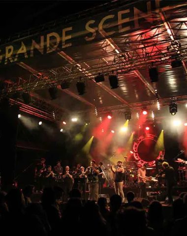 Een muziekgroep speelt op het hoofdpodium van het Festival du Monastier in Haute-Loire, Auvergne
