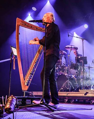 Un groupe de musique avec un harpiste se produit sur scène au Festival en Gévaudan en Haute-Loire, Auvergne