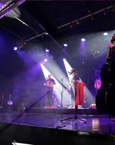 Een band treedt op op het podium voor het Le Chant des Sucs Festival in Haute-Loire, Auvergne