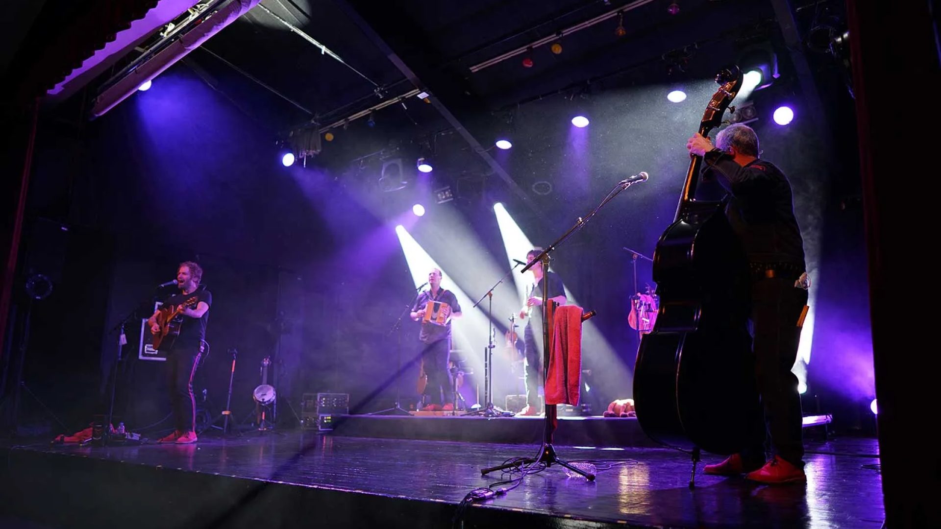 Eine Band tritt auf der Bühne des Le Chant des Sucs Festivals in Haute-Loire, Auvergne auf