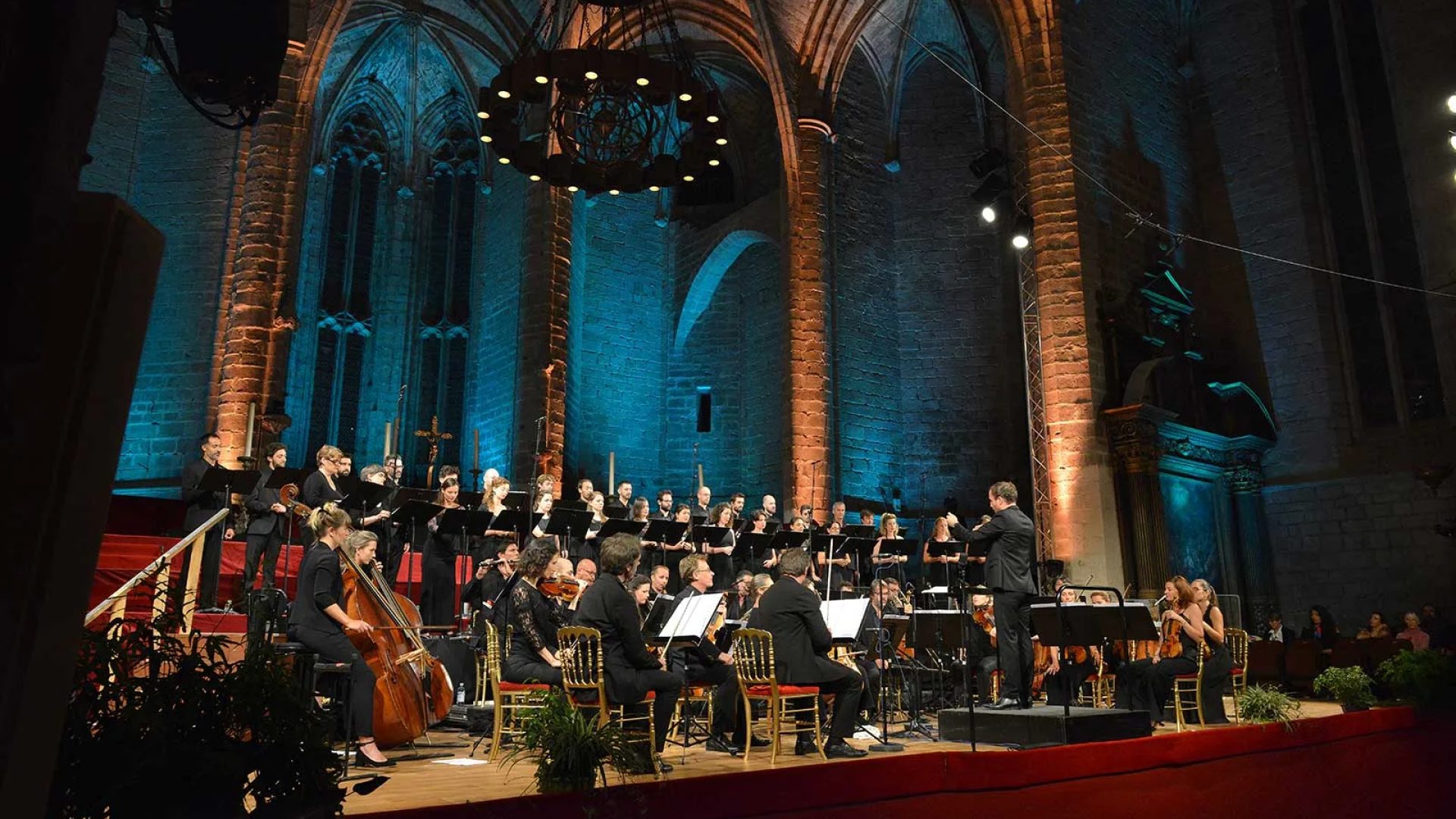 Ein Orchester, das in der Abtei von La Chaise-Dieu für das Festival Le Chant des Sucs in Haute-Loire, Auvergne, auftritt