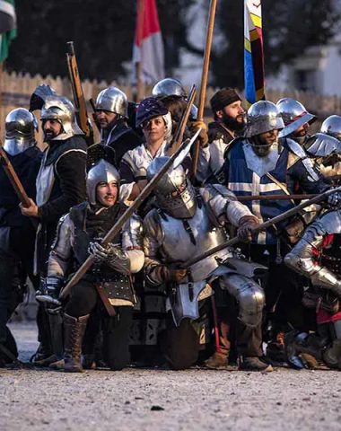 Een show van ridders van de Festivals van de Koning van de Vogel in Puy-en-Velay in de Haute-Loire, Auvergne