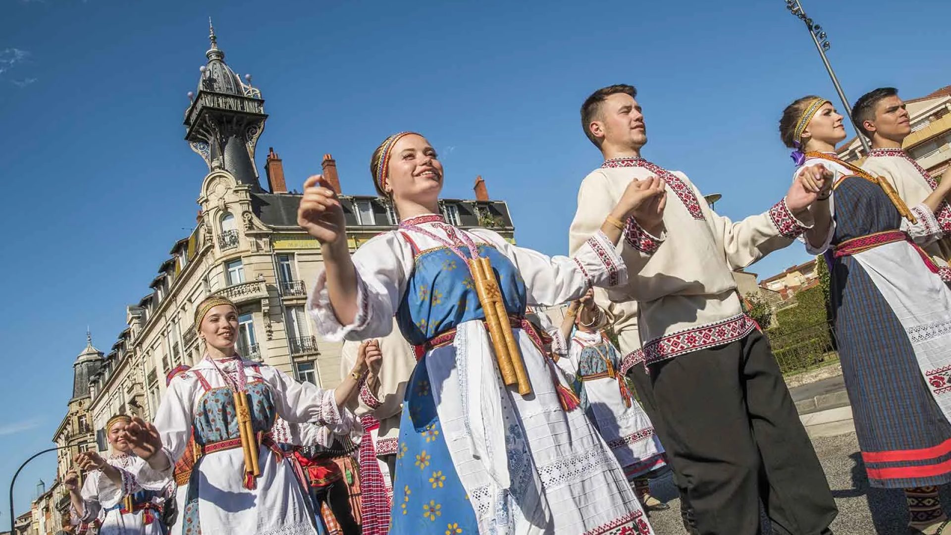 Een traditionele dansgroep van het Interfolk Festival in Le Puy-en-Velay in Haute-Loire, Auvergne