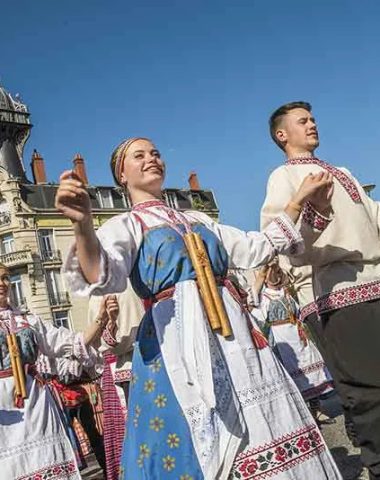 Een traditionele dansgroep van het Interfolk Festival in Le Puy-en-Velay in Haute-Loire, Auvergne