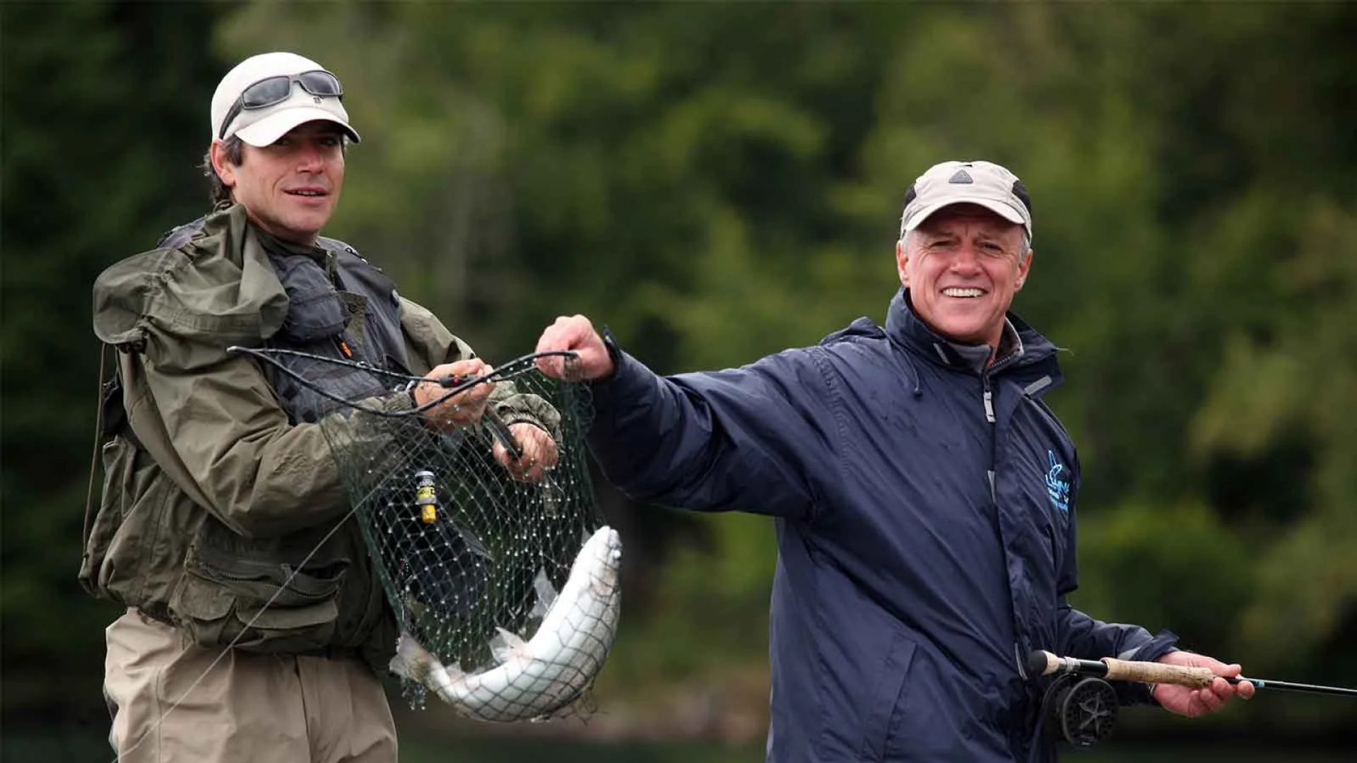 Pescadores felices de haber capturado un pez en Haute-Loire, Auvergne