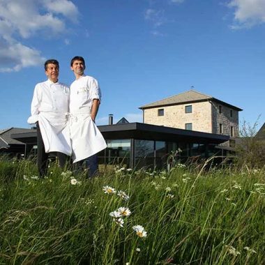 Gli chef Régis e Jacques Marcon davanti al loro ristorante a Saint-Bonnet-le-Froid in Alta Loira, Alvernia