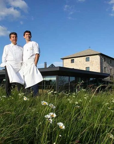 Gli chef Régis e Jacques Marcon davanti al loro ristorante a Saint-Bonnet-le-Froid in Alta Loira, Alvernia