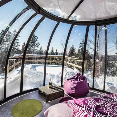 Alojamiento inusual en una cúpula de cristal en invierno bajo la nieve en Alto Loira, Auvernia