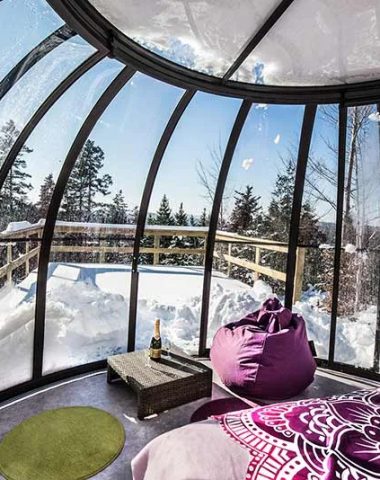 Ungewöhnliche Unterkunft in einer Glaskuppel im Winter unter dem Schnee in Haute-Loire, Auvergne