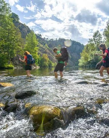 Gruppo che attraversa un fiume selvaggio nell'Alta Loira, in Alvernia