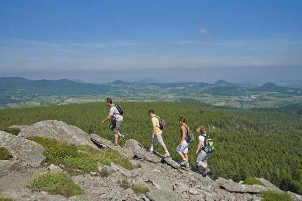 Una famiglia scala il Pic du Lizieu nell'Alta Loira, in Alvernia
