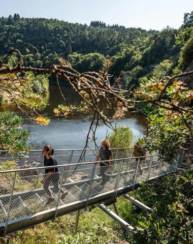 Eine Familie steigt während einer Wanderung in Haute-Loire, Auvergne, eine Treppe hinauf