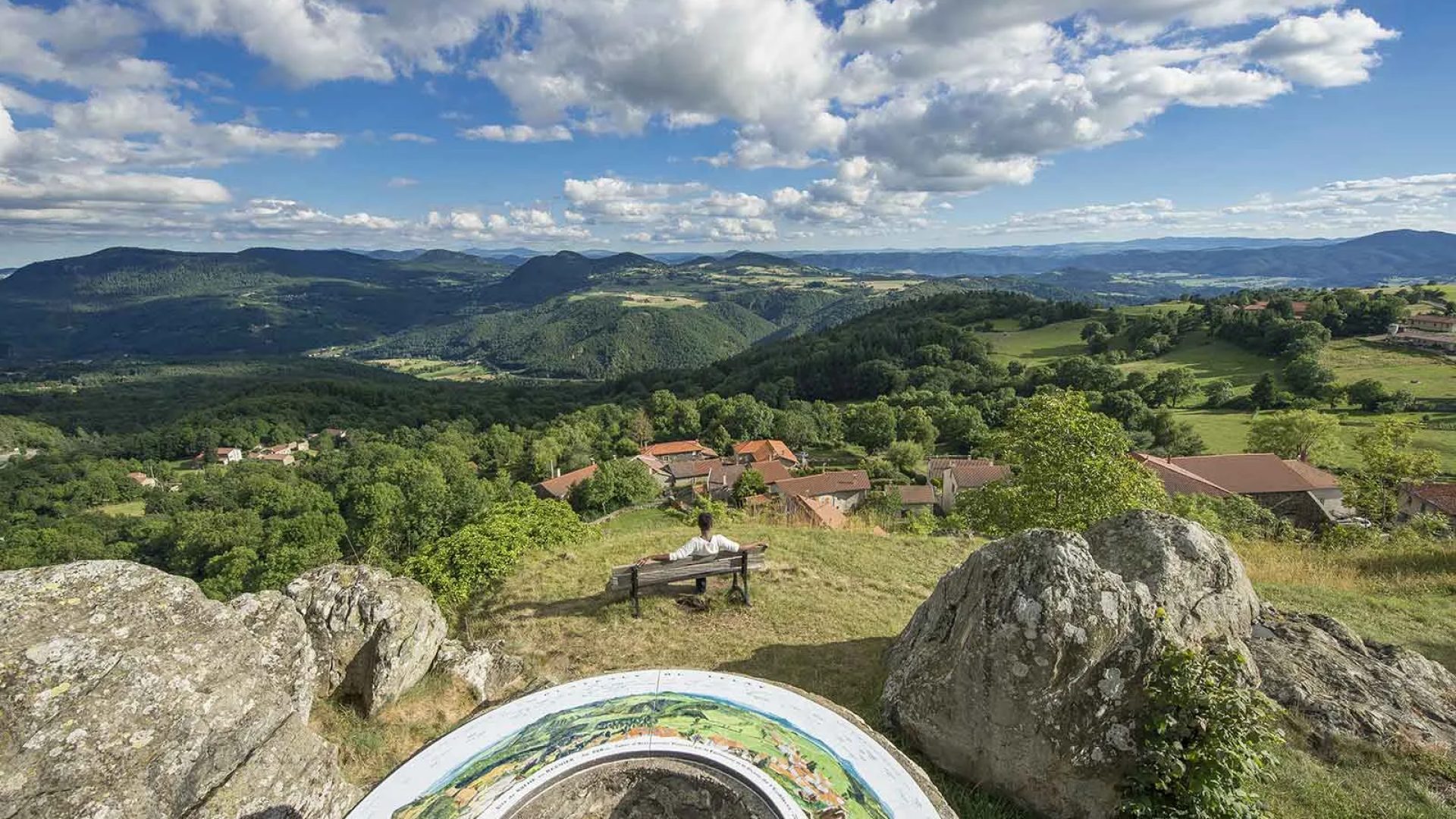 Uitzicht op de bergen van de Auvergne vanaf een oriëntatietafel