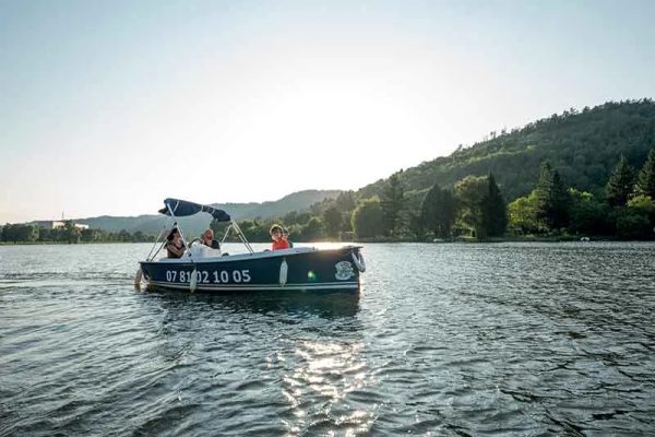 A family trip on the Loire aboard an electric boat in Haute-Loire, Auvergne