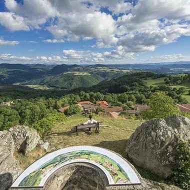 Blick auf die Berge der Auvergne von einem Orientierungstisch aus