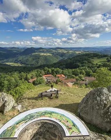 Vista de las montañas de Auvernia desde una mesa de orientación