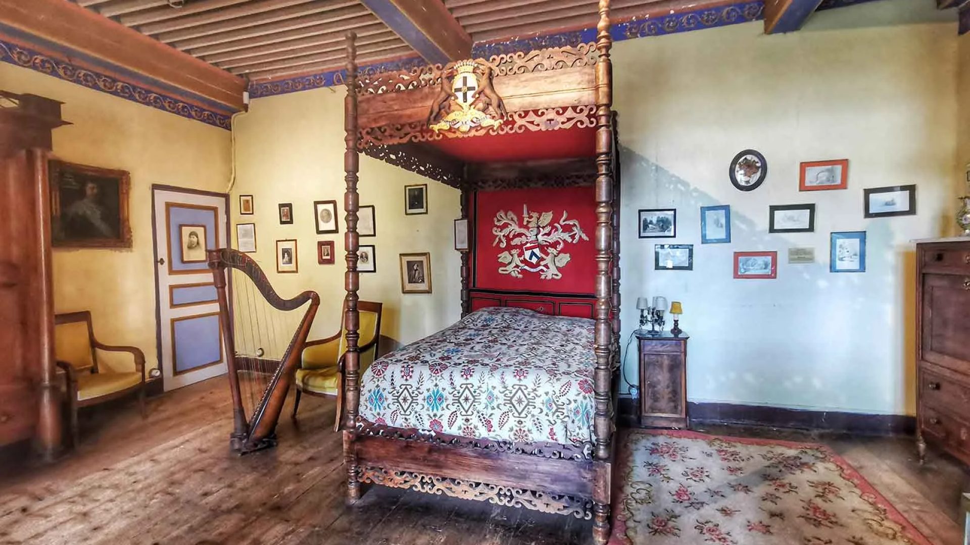 Dormitorio con cama y arpa en un castillo en Haute-Loire, Auvergne
