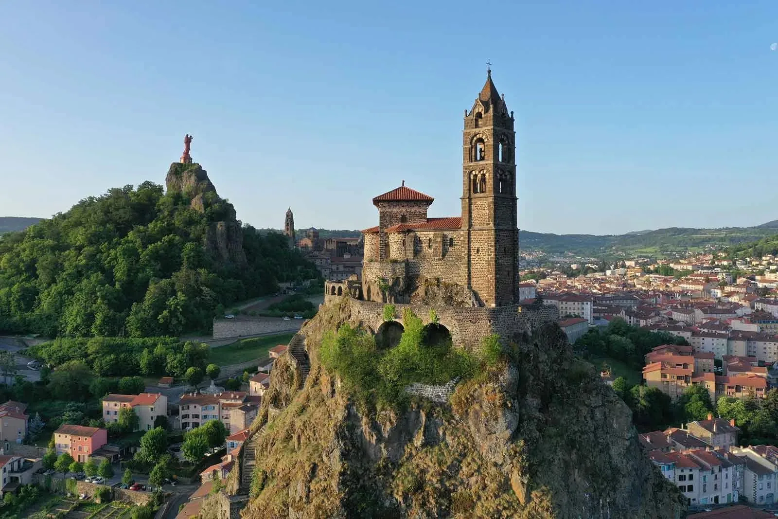 Vue sur le Rocher Saint-Michel d'Aiguilhe, la statue Notre-Dame de France et le Puy-en-Velay en Haute-Loire, Auvergne