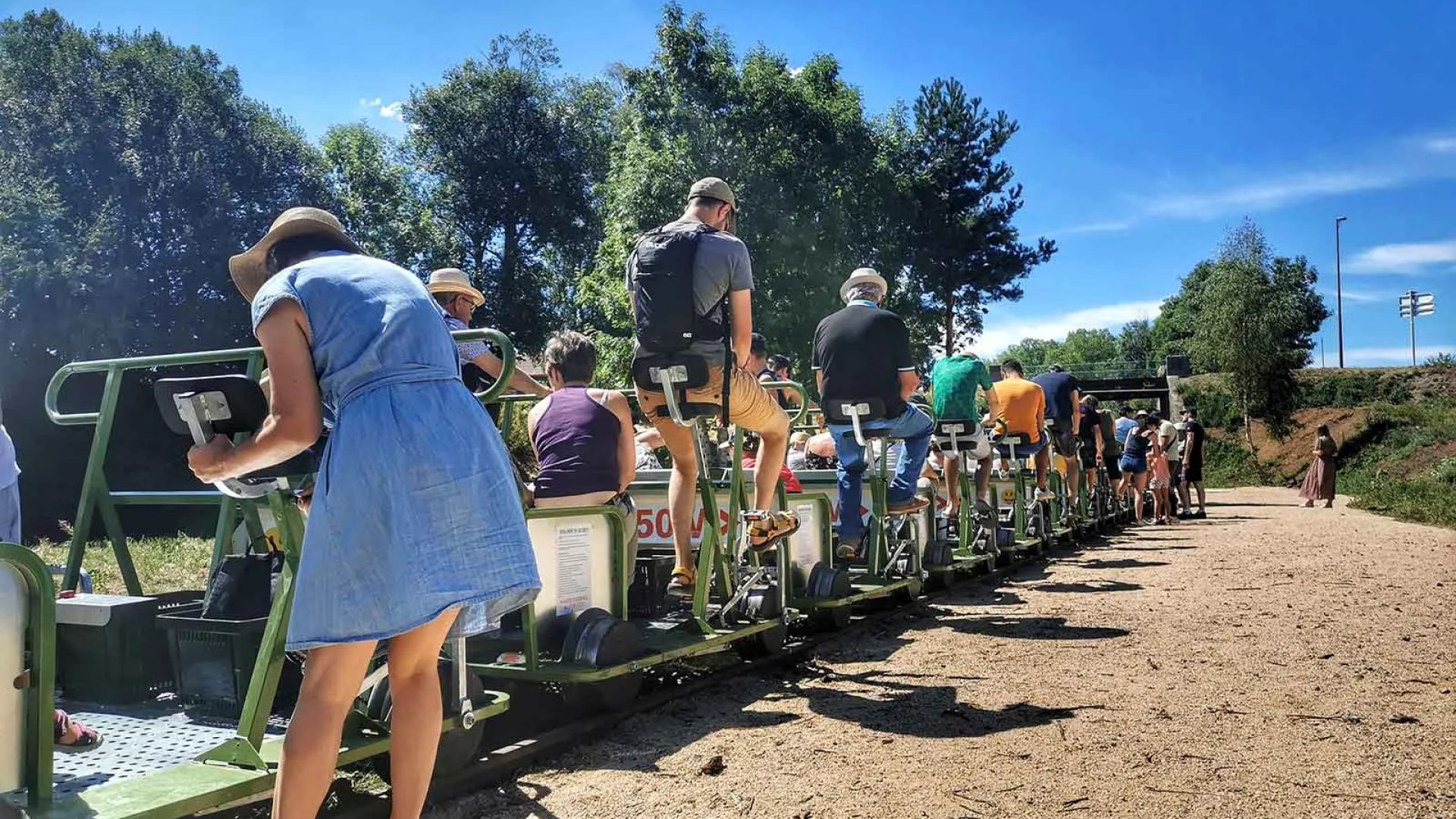 Personnes se préparant au départ du vélorail à assistance électrique d'Allègre en Haute-Loire, Auvergne