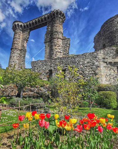 Castello d'Allègre e il suo giardino fiorito nell'Alta Loira, in Alvernia