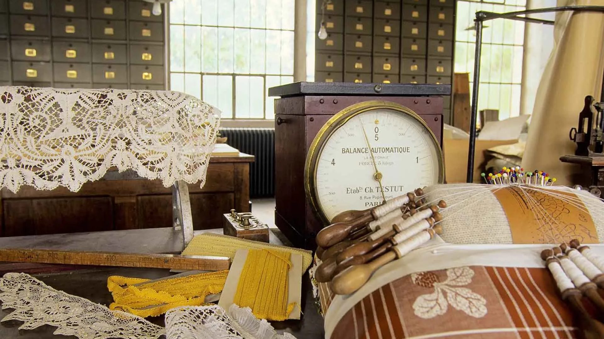 Laboratorio di merletto a tombolo a Le Puy-en-Velay in Haute-Loire, Alvernia