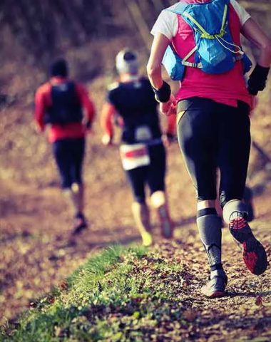 Trail runner che corrono sul circuito delle Gole della Loira nell'Alta Loira, in Alvernia