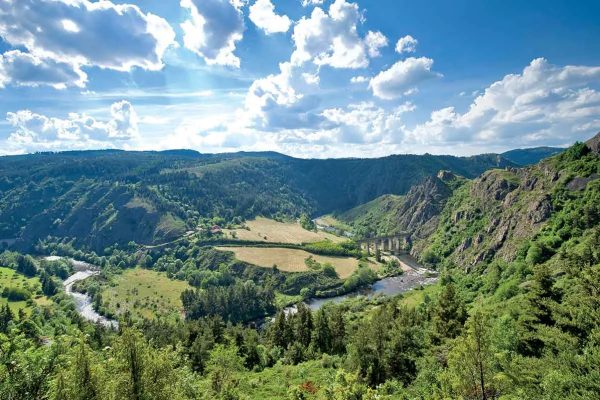 Vue sur la vallée de Haute Ardèche, le Lignon et le Mézenc en Auvergne
