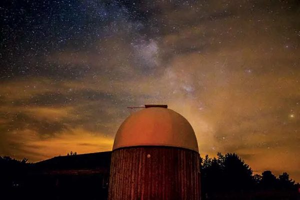 Observatorio Betz bajo una noche estrellada en Saint-Julien-Chapteuil en Alto Loira, Auvernia