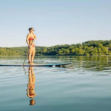 Mujer en un remo en Lac de Lavalette en Haute-Loire, Auvergne