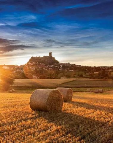 Kulturerbe-Know-how, in der Haute-Loire, in den kleinen charaktervollen Städten der Auvergne Polignac Sonnenuntergang