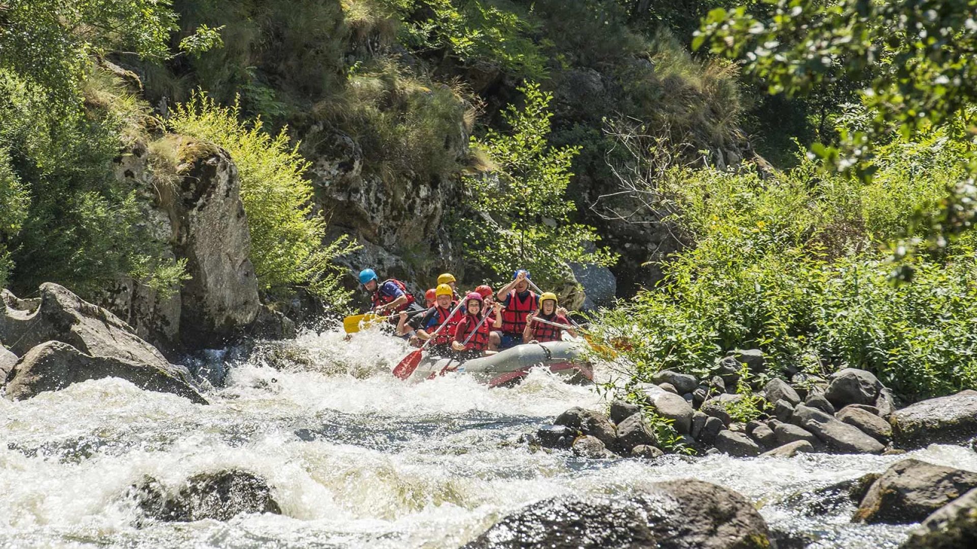 Paddling in the Allier, where the rafting salmon come up
