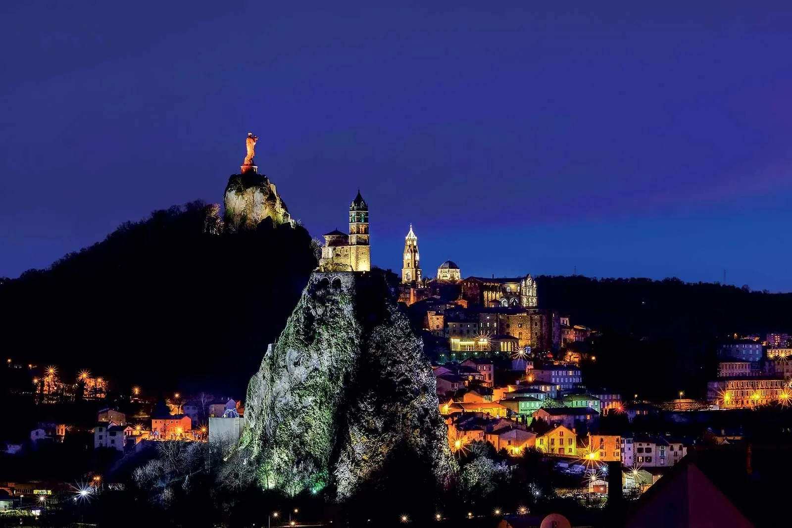Vue de nuit sur le Rocher St-Michel, la statue Notre-Dame de France et sur la ville du Puy-en-Velay