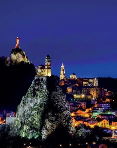 Vue de nuit sur le Rocher Saint-Michel, la statue Notre-Dame de France et sur la ville du Puy-en-Velay
