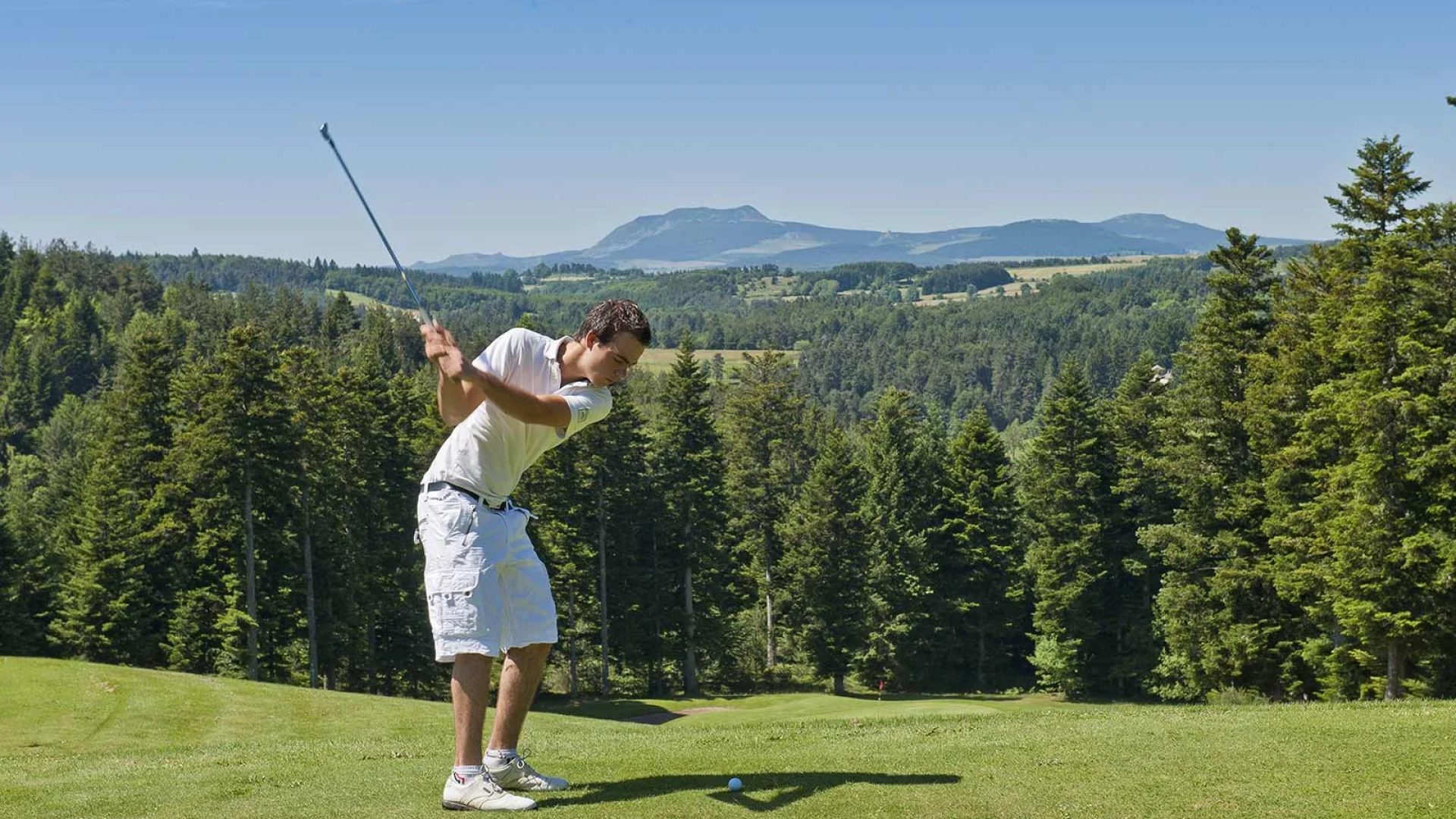 Junger Mann spielt Golf in Haut-Lignon in Haute-Loire