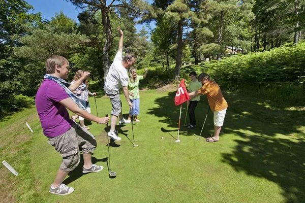 Famille qui joue au mini-golf dans le Haut-Lignon en Haute-Loire