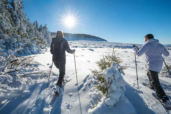 Esploratore dello sci nordico dell'estremo nord del Massiccio del Mezenc, dell'Alvernia, dell'Alta Loira, con le racchette da neve