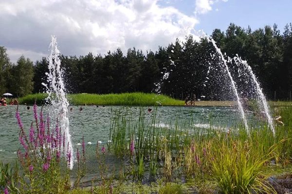 Biologisch zwembad van Saugues in de Haute-Loire, Auvergne