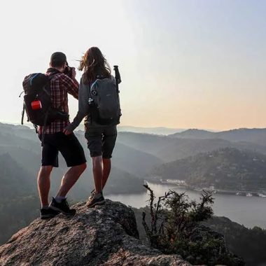 Una coppia che fa un'escursione osserva il paesaggio dalla cima di una roccia nell'Alta Loira, in Alvernia