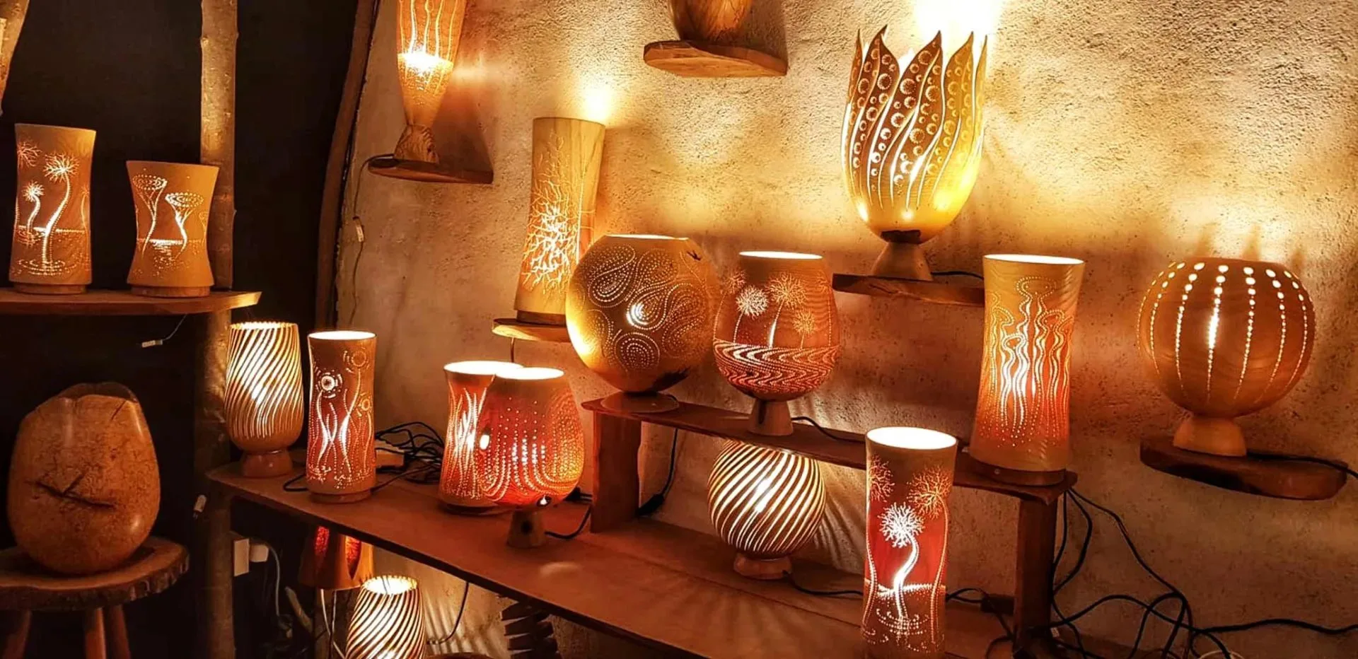 Des cadeaux fait-main « Made in Haute-Loire » grâce aux artistes et artisans d’art locaux luminaire bois